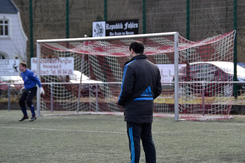 Unter Beobachtung: Mohamed Imharraf beobachtet die Torschussübungen seiner Jungs Unter Beobachtung: Mohamed Imharraf beobachtet die Torschussübungen seiner Jungs