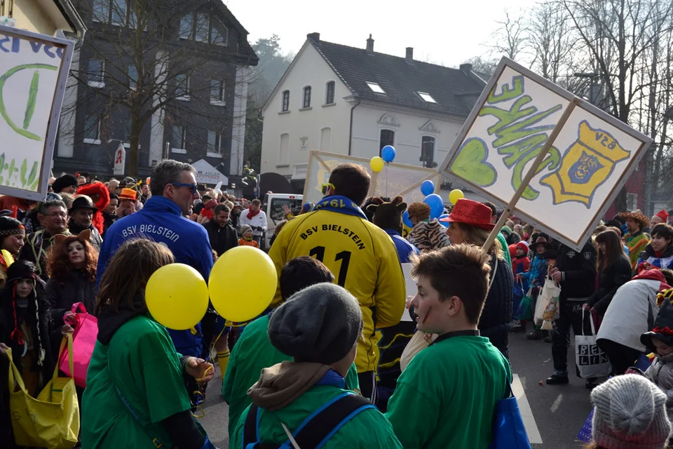 Immer weiter: die Fußgruppe des BSV Bielstein bei der Erklimmung des Stadthangs Immer weiter: die Fußgruppe des BSV Bielstein bei der Erklimmung des Stadthangs