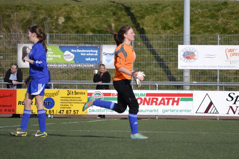 ... und lief nach kurzem Torjubel schnurstracks Richtung Tor zurück ... und lief nach kurzem Torjubel schnurstracks Richtung Tor zurück