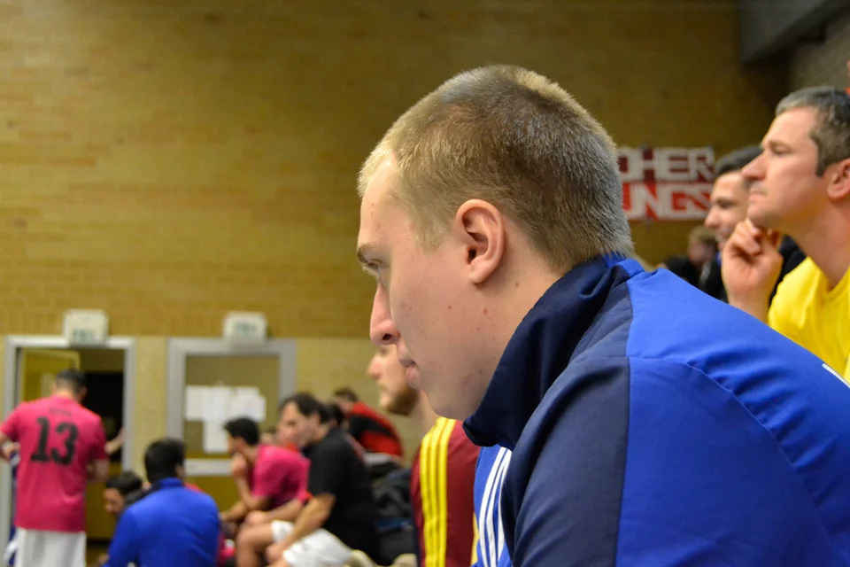 Kurze Pause: Stefan Scholl verfolgt das Spielgeschehen mal nicht aus der Schiedsrichterperspektive Kurze Pause: Stefan Scholl verfolgt das Spielgeschehen mal nicht aus der Schiedsrichterperspektive