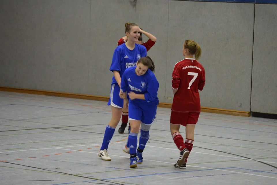 Jacqueline Holtz beglückwünscht Annalena Müllenmeister zu ihrem Tor