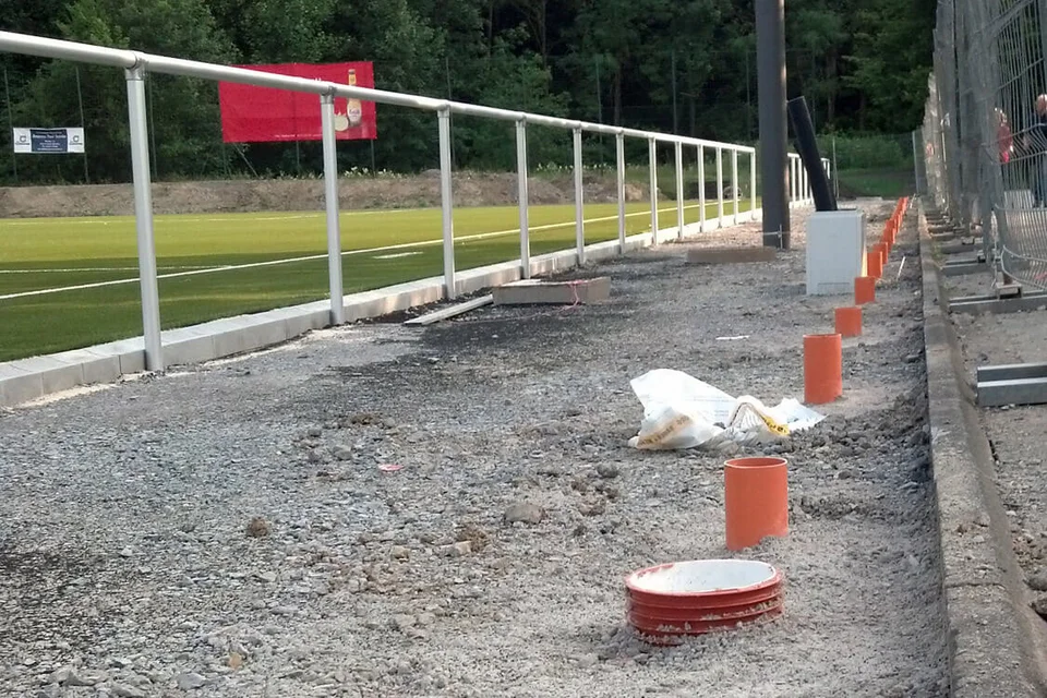 Bereits eingelassen wurden die Rohre für die Pfeiler des neuen Zauns