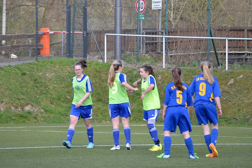 Christin Siegmund und Annalena Müllenmeister bejubeln ...