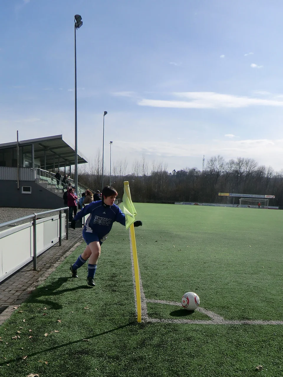 Lisa Hasenburg bei der Ausführung eines Freistoßes Lisa Hasenburg bei der Ausführung eines Freistoßes