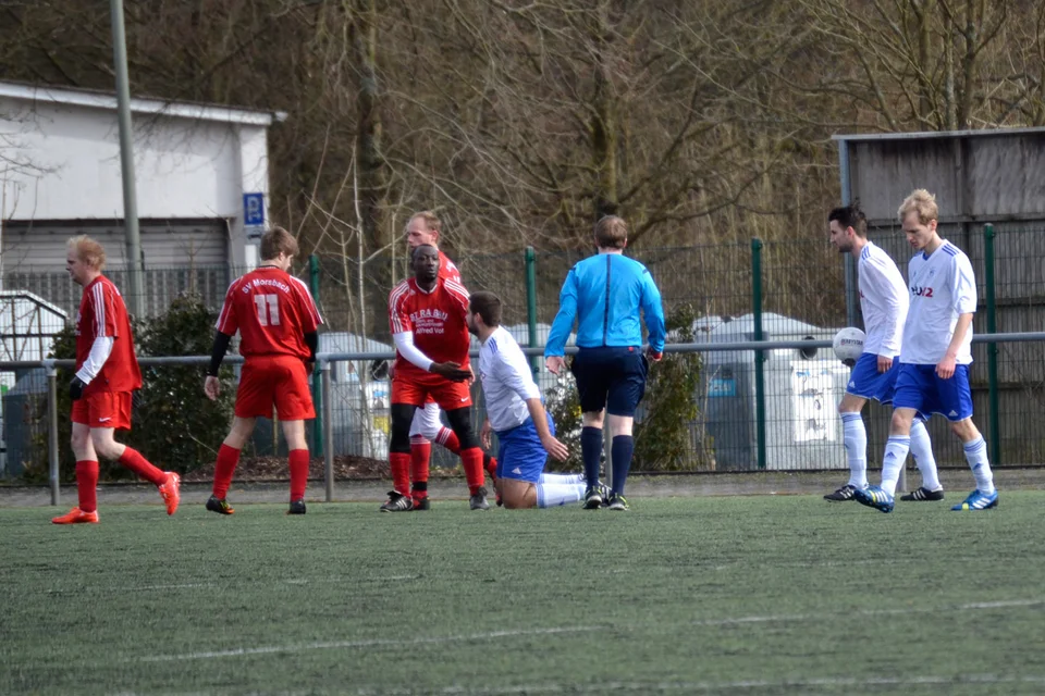 Zahlreiche Fouls prägten das Spiel in der ersten Viertelstunde Zahlreiche Fouls prägten das Spiel in der ersten Viertelstunde