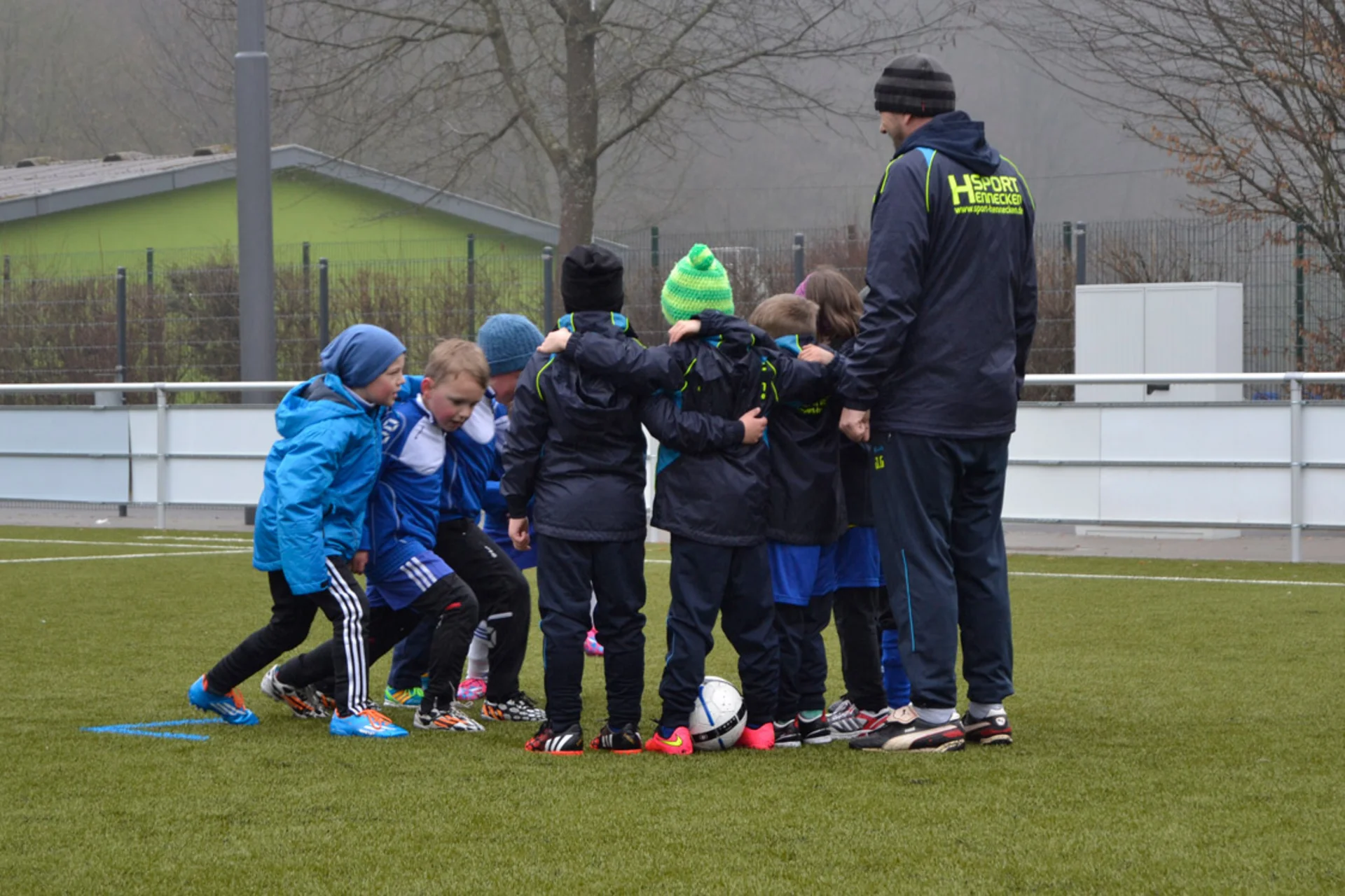 Die Kinder trotzten dem schlechten Wetter und gaben nicht nur beim Sportsgruß Vollgas