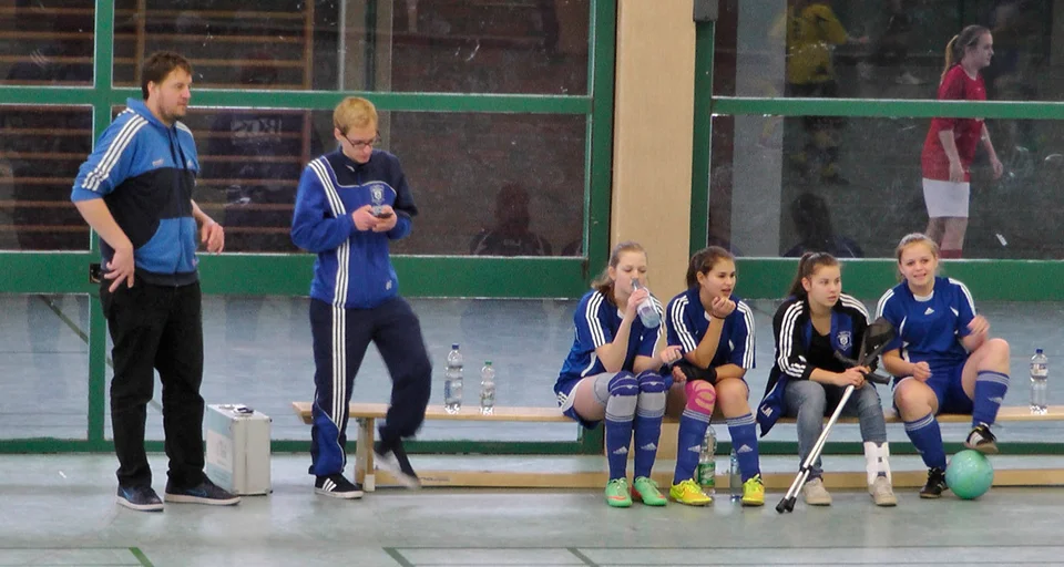 Der eine gab Anweisungen, während der andere die Zeit stoppte: weil die Uhren in der Halle defekt waren, musste Benjamin Gries als Zeitstopper agieren Der eine gab Anweisungen, während der andere die Zeit stoppte: weil die Uhren in der Halle defekt waren, musste Benjamin Gries als Zeitstopper agieren