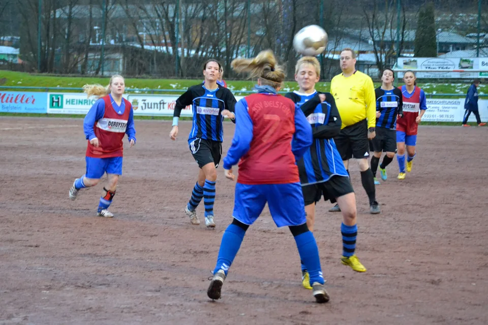 Katja ist vor ihrer Gegenspielerin zur Stelle und köpft den Ball nach vorne ... Katja ist vor ihrer Gegenspielerin zur Stelle und köpft den Ball nach vorne ...
