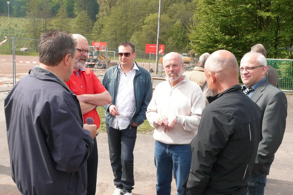 Zufriedene Gesichter: Vereinsmitglieder im Gespräch mit Vertretern der Stadt