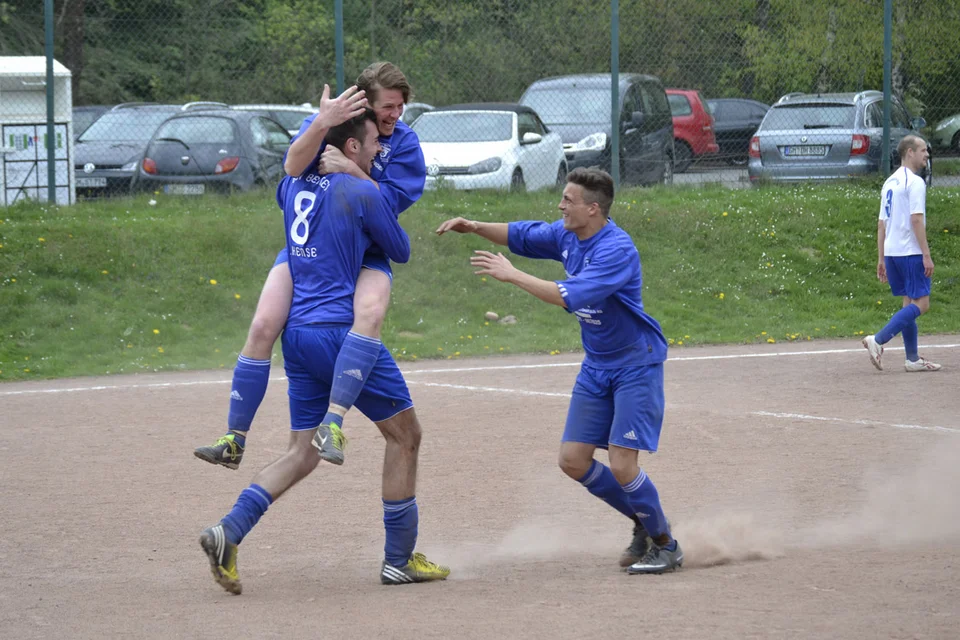 Martin Hense, Axel Leopold und Viktor Adam freuen sich über Martins Vorlage zum 1:0 ...