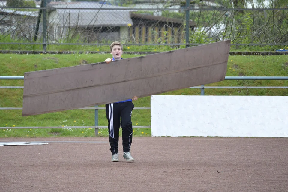 Shahin Bagherzadeh trägt eine Bande vom Platz