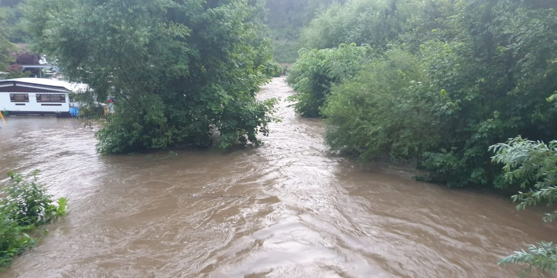 Glück gehabt: Anders als noch 2001 wurden wir von dem extremen Hochwasser der Wiehl dieses Mal verschont - anders als unsere Nachbarn vom Campingplatz, die von der Feuerwehr evakuiert werden mussten